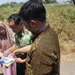 Dubes UEA, Mohammed Abdullah sedang menerima penjelasan terkait lahan kosong di Gilingan, Solo.(Liputan6.com/Fajar Abrori)