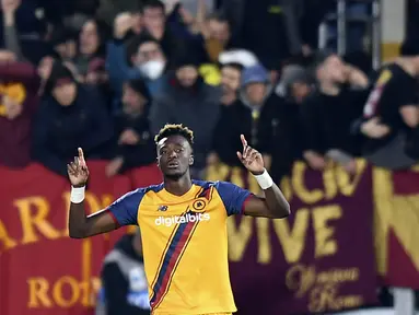 Penyerang AS Roma, Tammy Abraham merayakan golnya ke gawang Spezia menit 90+5 pada pertandingan lanjutan Liga Serie A Italia di Stadion Alberto Picco di La Spezia, Italia, Senin (28/2/2022). AS Roma menang tipis atas Spezia 1-0. (Tano Pecoraro/LaPresse via AP)