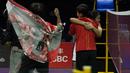Selebrasi kemenangan tunggal putri Indonesia, Komang Ayu Cahya Dewi (kanan) bersama rekan setim usai mengalahkan wakil Korea Selatan, Kim Min-sun lewat laga tiga gim (17-21, 21-16 dan 21-19) untuk memastikan kemenangan 3-2 tim Uber Indonesia atas Korea Selatan di Hi-Tech Zone Sports Centre Gymnasium, Chengdu, China, Sabtu (4/5/2024). (AP Photo/Ng Han Guan)