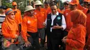 Mendikbud Anies Baswedan berinteraksi dengan pengunjung Car Free Day di kawasan Thamrin, Jakarta, Minggu (17/7). Anies mengkampanyekan imbauan kepada orangtua untuk mengantarkan anak sekolah pada hari pertama masuk sekolah. (Liputan6.com/Gempur M Surya)