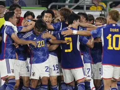 Para pemain Jepang berselebrasi setelah rekan mereka Ao Tanaka, kiri tengah, mencetak gol keempat untuk timnya ke gawang Jerman pada laga uji coba internasional di Stadion Volkswagen Arena, Minggu (10/9/2023) dini hari WIB. (AP Photo/Martin Meissner)