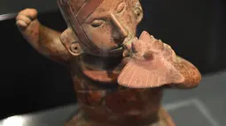 Patung Mesoamerika dari tradisi makam poros yang berasal dari 300 AC hingga 600 DC dipamerkan di Pusat Kebudayaan Universitas Tlatelolco di Mexico City (8/12/2021). (AFP/Rodrigo Arangua)