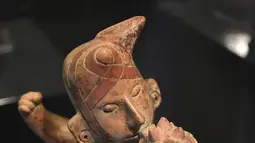 Patung Mesoamerika dari tradisi makam poros yang berasal dari 300 AC hingga 600 DC dipamerkan di Pusat Kebudayaan Universitas Tlatelolco di Mexico City (8/12/2021). (AFP/Rodrigo Arangua)