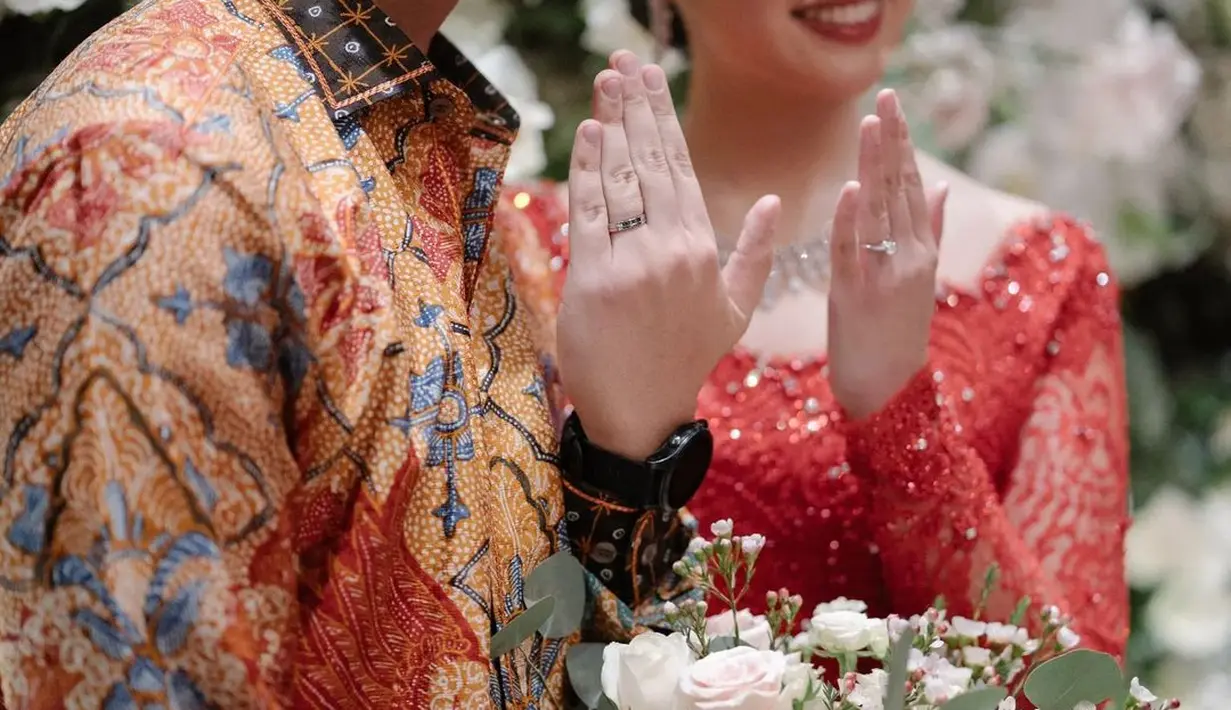 Penampilan Angela semakin sempurna dengan beberapa detail manis berupa kalung dan anting, serta pulasan lipstik merah. [Foto: Instagram/hafizzyakbar]