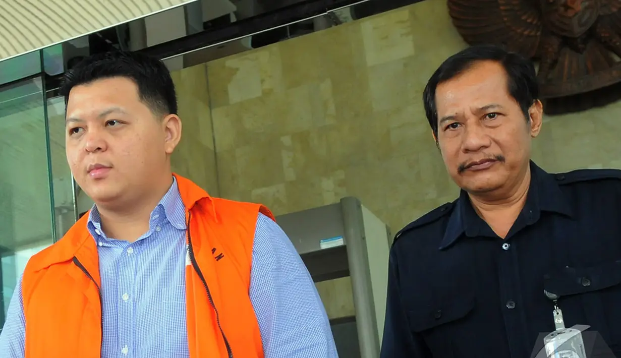 Teddy diperiksa penyidik KPK sekitar 3 jam. Ia keluar gedung KPK pada pukul 14.00 WIB dan langsung dibawa kembali ke rutan KPK, Jakarta, Selasa (22/7/2014)(Liputan6.com/Faisal R Syam)