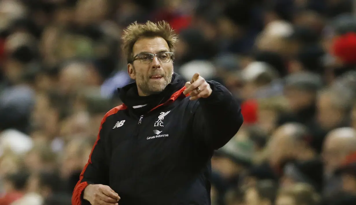 Pelatih Liverpool  Juergen Klopp memberikan instruksi kepada anak asuhnya saat melawan Manchester City pada lanjutan Liga Inggris pekan ke-28 di Stadion Anfield, Liverpool, Kamis (3/3/2016) dini hari WIB. (Reuters/Lee Smith)