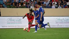 Pemain Timnas Indonesia U-23 Ronaldo Kwateh (kiri) menggiring bola melewati para pemain Timnas Thailand U-23 pada pertandingan semifinal SEA Games 2021 di Thien Truong Stadium, Vietnam, Kamis (19/5/2022). Timnas Indonesia U-23 kalah 0-1. (Dok. PSSI)