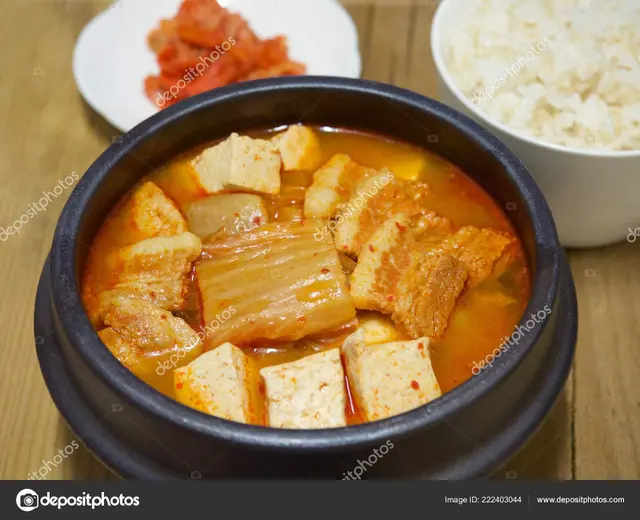 Makanan Korea halal Kimchi Jjigae.  (hssbb79/depositphotos)
