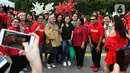 Warga berfoto bersama usai menyaksikan penampilan umat Nasrani memainkan alat musik shofar dalam Christmas Carol di Bunderan HI, Jakarta, Jumat (20/12/2019). Alunan alat musik ini menandai hari terakhir perayaan Natal terbuka pada 18-20 Desember 2019 di 11 titik Jakarta. (Liputan6.com/Johan Tallo)