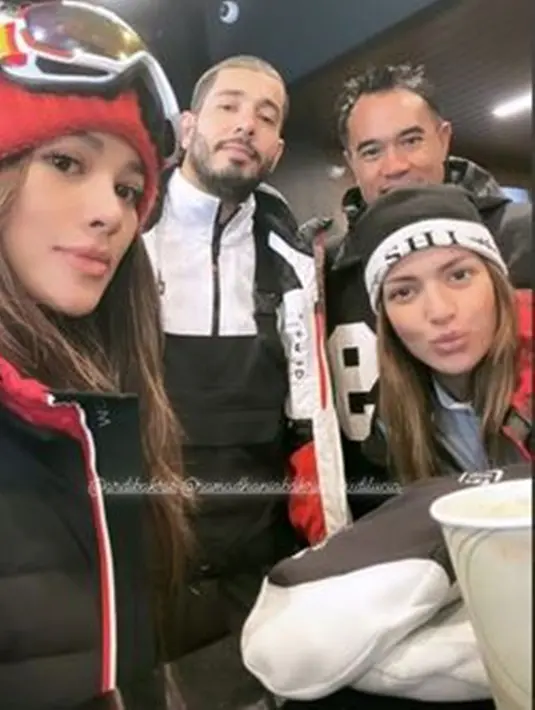 Lewat postingannya di Instagram pribadi, aktris sekaligus presenter itu membagikan momen saat liburan di Amerika. Tampak ia juga bertemu dengan Adinda Bakrie yang merupakan sepupu dari Ardi Bakrie. (Liputan6.com/IG/@ramadhaniabakrie)
