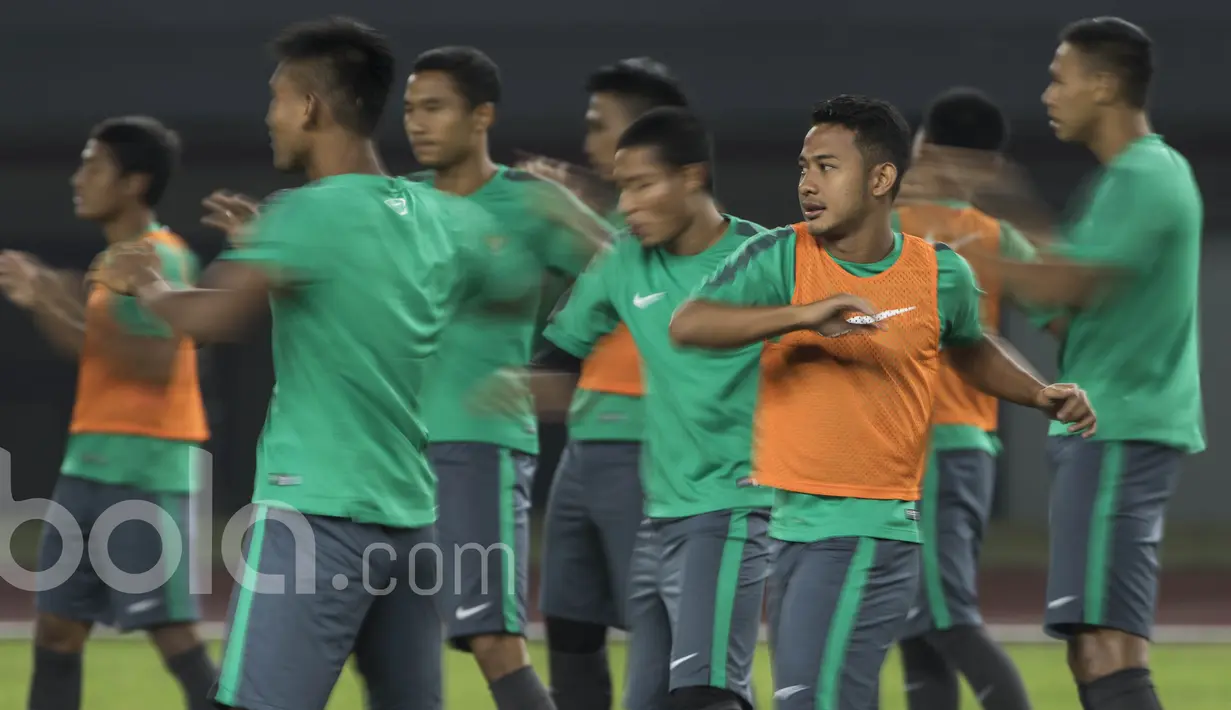 Pemain Timnas Indonesia U-22, Gian Zola, melakukan pemanasan saat latihan. Uji coba melawan Persija merupakan laga persahabatan kedua bagi Timnas U-22 selama ditangani Luis Milla. (Bola.com/Vitalis Yogi Trisna)