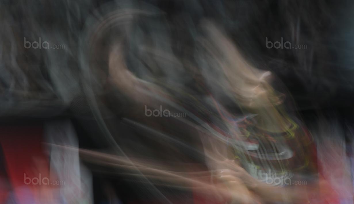 Pukulan droop shot Tontowi Ahmad ke arah pasangan Taiwan, Lee Yang/Hsu Ya Ching pada babak kedua Daihatsu Indonesia Master 2018 di Istora Senayan, Kamis (25/1/2018). Tontowii/Liliyana menang 21-12, 21-10. (Bola.com/Nick Hanoatubun)