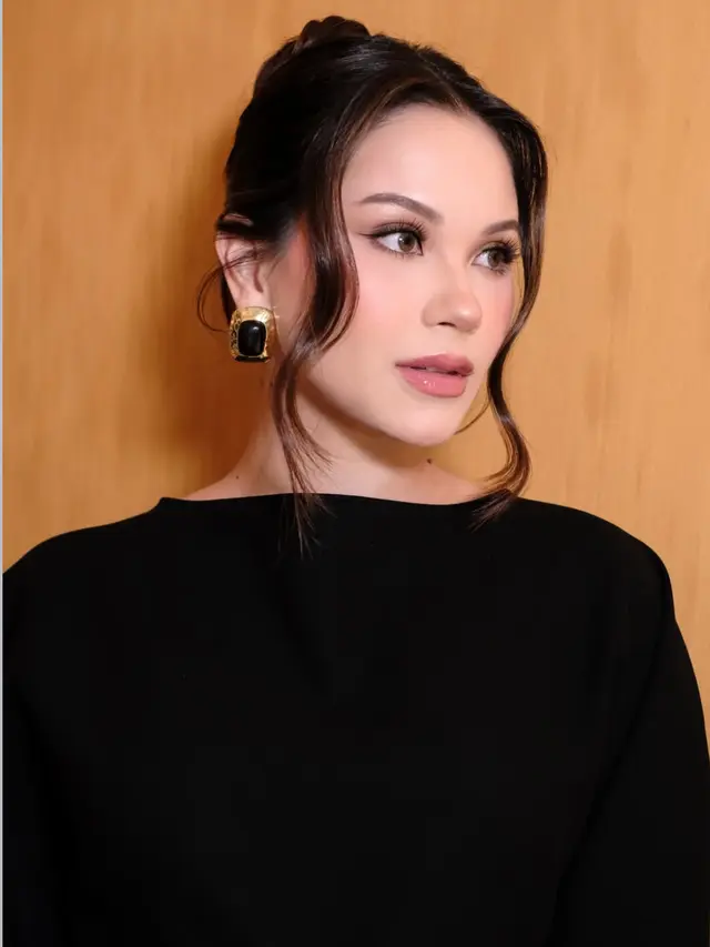 Makeup Alyssa Daguise saat kondangan. [@louisedaniella]