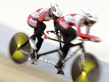 Pesepeda Indonesia, Ni'mal Magfiroh dan Sri Sugiyanti, memacu kecepatan pada nomor 3000 meter persuit individu B saat Asian Track Championship 2019 di Veledrome, Jakarta, Jumat (11/1). Pasangan ini berhasil meraih perak. (Bola.com/Yoppy Renato)