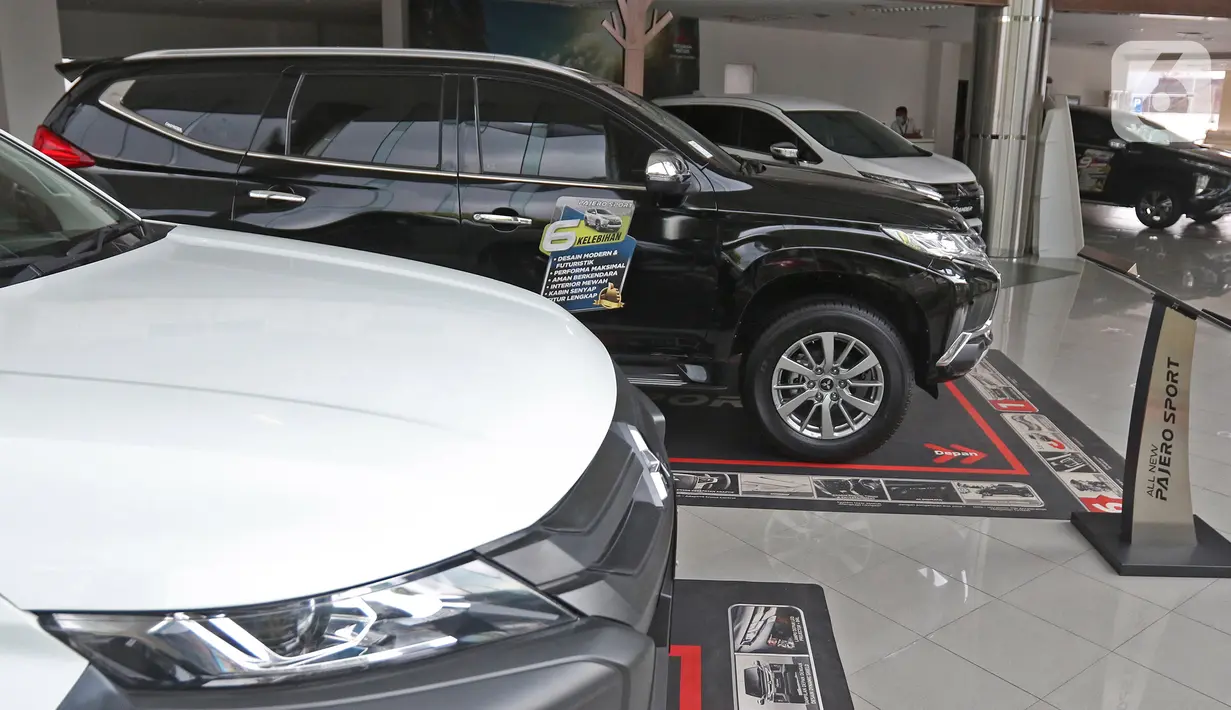 Sejumlah unit mobil baru berada di salah satu showroom penjualan Mitsubishi kawasan Mampang, Jakarta, Senin (19/10/2020). Hal tersebut memang diharapkan mampu menstimulus pasar roda empat di Tanah Air, yang terdampak karena pandemi virus Corona Covid-19. (Liputan6.com/Herman Zakharia)