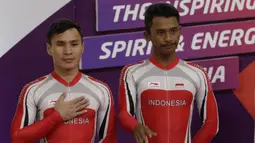 Pebalap sepeda Indonesia, Herman Halawa dan Pradana Diwan, saat menerima medali pada Asian Para Games di Velodrome, Jakarta, Kamis (11/10/2018). Pasangan Indonesia ini meraih perunggu di nomor trek Individual Pursuit B putra. (Bola.com/M Iqbal Ichsan)