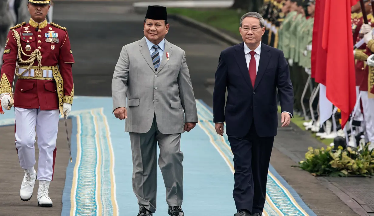 Usai upacara penyambutan, Presiden Prabowo Subianto dan PM China Li Qiang dijadwalkan akan melakukan pertemuan bilateral didampingi delegasi masing-masing. (YASUYOSHI CHIBA/AFP)