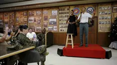 Presiden AS Barack Obama bersama ibu negara Michelle Obama memberikan pidato kepada anggota Marine Corps Base Hawaii saat resepsi Natal di Kaneohe Bay, Hawaii (25/12/2015). (REUTERS/Jonathan Ernst)