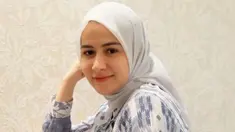 Aktris FTV Rina Diana menjadi sorotan setelah mengubah penampilannya dengan balutan hijab. Tahun 2011, Rina Diana memutuskan memeluk agama Islam. Dan setelah kurang lebih 11 tahun menjadi seorang mualaf, Rina akhirnya memutuskan mantap berhijab. (Instagram/ rinadiana_8)