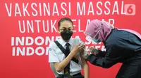 Paramedis memberikan suntikan vaksinasi kepada murid SMP di SMPN 11, Serpong, Tangerang Selatan, Rabu (14/072021). Dinas Kesehatan Tangerang Selatan menggelar vaksinasi COVID-19 perdana, Rabu (14/7/2021) dengan  menargetkan 1.000 pelajar. (merdeka.com/Arie Basuki)
