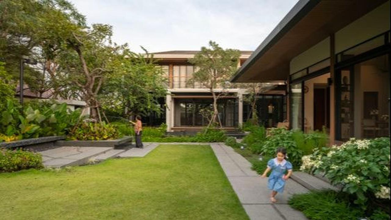 2. Rumah Tropis Modern dengan Taman Belakang Rumah yang Luas