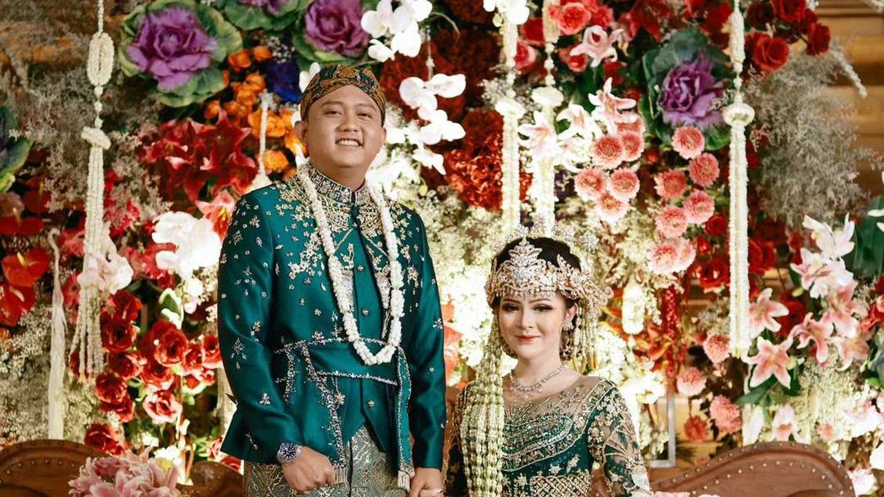 Penyanyi Denny Caknan dan Bella Bonita menggelar acara ngunduh mantu di Pendapa Kepatihan, Kabupaten Ngawi, Jawa Timur pada Jumat (18/8). Acara yang berlangsung meriah itu disiarkan langsung melalui akun YouTube Denny Caknan.