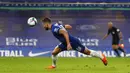 Pemain Chelsea Olivier Giroud mencetak gol ke gawang Barnsley pada pertandingan Piala Liga Inggris di Stamford Bridge, London, Inggris, Rabu (23/9/2020). Chelsea menaklukkan Barnsley 6-0. (AP Photo/Alastair Grant)