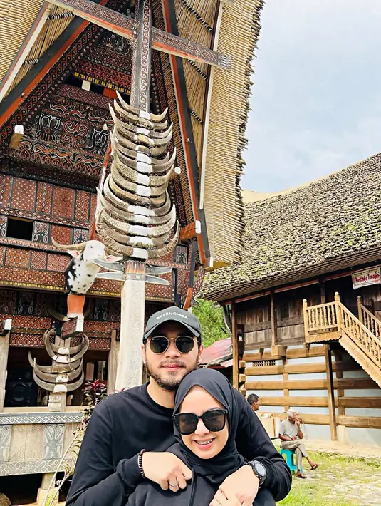 Saat keduanya resmi menikah sosok sang istri pun sempat menjadi sorotan. Banyak netizen yang penasaran dengan Asri Fadila yang diketahui saat menikah masih berusia 18 tahun. Bahkan dalam media sosial Instagramnya masih ada beberapa potretnya saat mengenakan seragam putih abu-abu. (Liputan6.com/IG/megantaraaa)