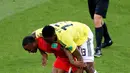 Wasit mengamati perebutan bola antara pemain timnas Inggris, Raheem Sterling dan bek Kolombia, Yerry Mina pada babak 16 besar Piala Dunia 2018 di Stadion Spartak, Selasa (3/7). Sebuah kejadian menarik tertangkap kamera pada laga itu. (AP/Antonio Calanni)