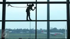 Pekerja tengah menyelesaikan proyek di Bandara Soekarno Hatta, Tangerang, Rabu (20/7). Badan Pusat Statistik  menyebutkan upah buruh bangunan naik pada periode Juni 2016. (Liputan6.com/ Angga Yuniar)
