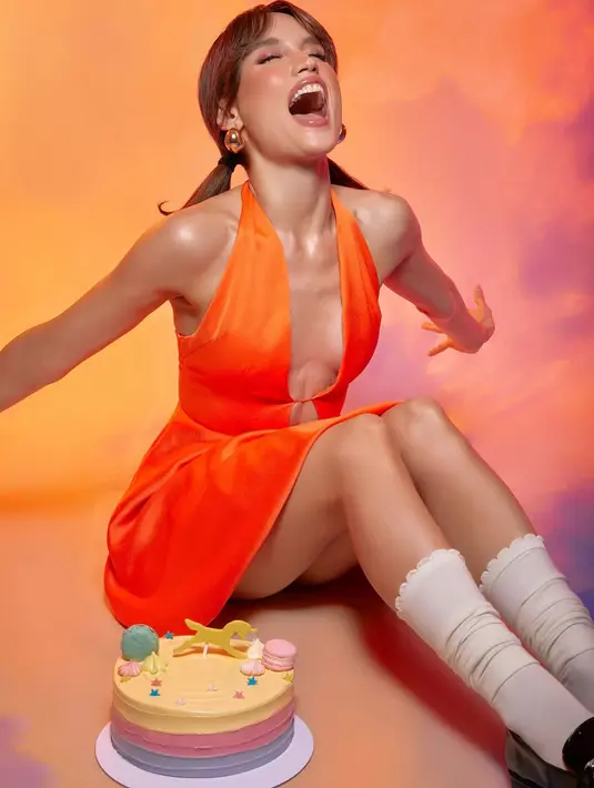 Cake bernuansa pastel tiga warna membuat Cinta Laura tak terlihat seperti usia 30an [@claurakiehl]