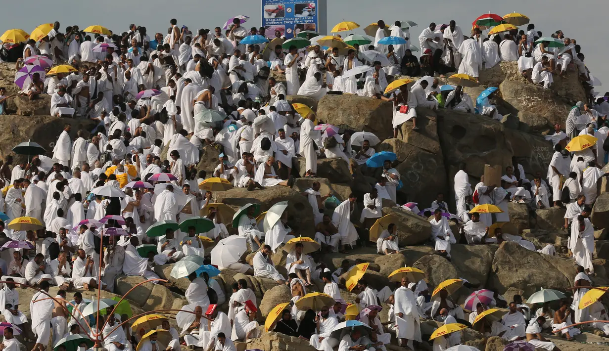 Ribuan umat muslim berkumpul di Bukit Jabal Rahmah saat mereka tiba di Arafah, sebelah tenggara dari kota suci Mekah Saudi, (20/8). Puncak ibadah haji ditandai dengan pelaksanaan wukuf di Arafah. (AFP Photo / Ahmad Al-Rubaye)