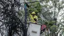 Dan mencabut tiang yang berada di sepanjang Jalan Haji Agus Salim. (Liputan6.com/Herman Zakharia)