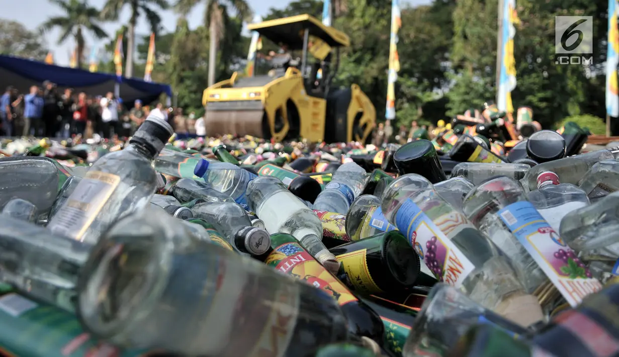 Petugas memusnahkan ribuan botol minuman keras (miras) ilegal menggunakan mesin giling di Lapangan Silang Monas Tenggara, Jakarta, Senin (27/5/2019). Pemprov DKI memusnahkan 18.174 botol miras tanpa izin hasil penertiban periode Januari 2019 hingga Mei 2019. (merdeka.com/Iqbal S Nugroho)