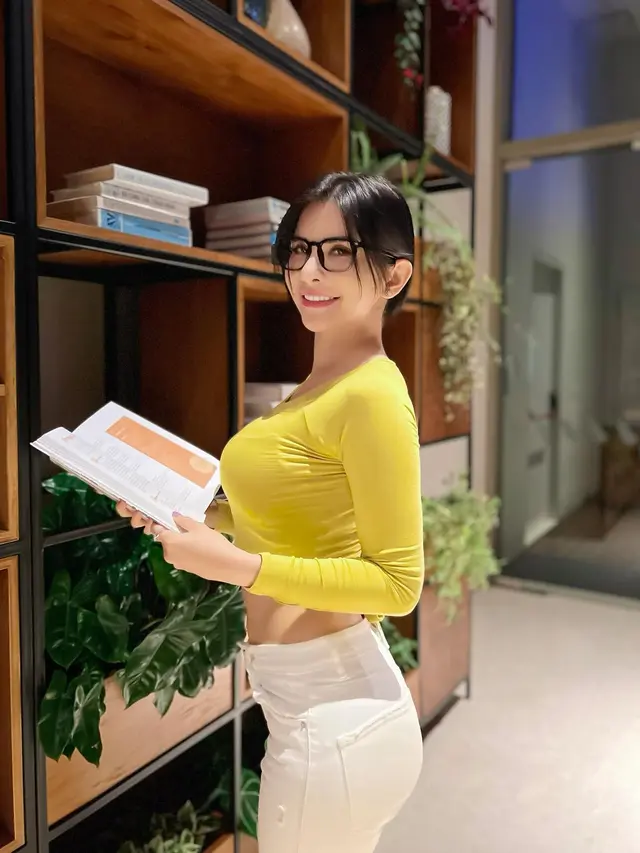 Tampil Makin Gaya, Ini 7 Potret Maria Vania dengan Kacamata yang Menawan