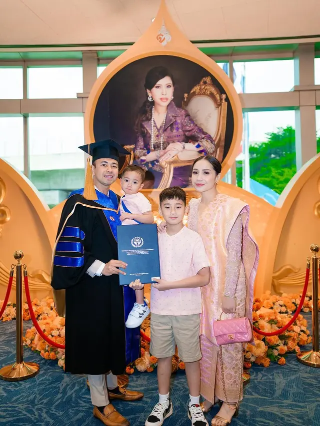 Gaya Serba Pink Nagita Slavina Dampingi Raffi Ahmad Terima Gelar Doktor Kehormatan, Jinjing Tas Chanel Rp89jutaan