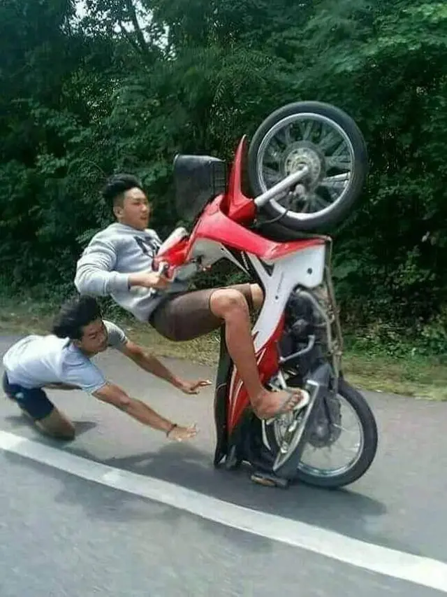 10 Potret Orang Kecelakaan saat Naik Motor, Ada yang Pose di Jalanan