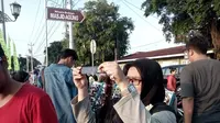Warga menyaksikan gerhana matahari di Yogyakarta (Liputan6.com/ Fathi Mahmud)