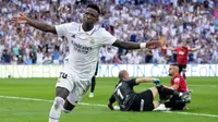 Pemain Real Madrid Vinicius Junior melakukan selebrasi usai mencetak gol kedua bagi timnya saat laga Liga Spanyol antara Real Madrid melawan Mallorca di stadion Santiago Bernabeu, Spanyol, Minggu (11/09/2022). (AP/Manu Fernandez )