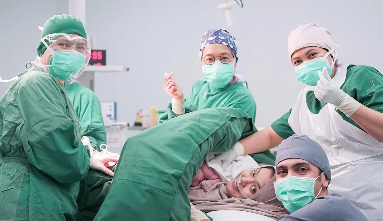 Tentang nama anak yang mereka pilih untuk buah hatinya ternyata ada alasannya sendiri. Memilih nama Ali ternyata menjadi keinginan Razi sejak sebelum menikah. (Instagram/vebbypalwinta)