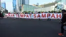 Warga dari Komunitas Peduli Sampah membawa poster aksi saat Hari Bebas Kendaraan Bermotor di Bundaran HI, Jakarta, Minggu (26/6/2022). Kampanye tentang sampah tersebut dalam rangka melanjutkan Pekan Gerakan Jakarta Sadar Sampah yang menghimbau masyarakat untuk saling menjaga kebersihan lingkungan. (Liputan6.com/Johan Tallo)