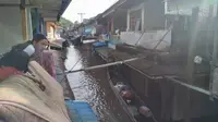 Banjir di Kecamatan Sokan, Kabupaten Melawi, Kalimantan Barat, Minggu (13/9/2020) mengakibatkan 1 warga meninggal dunia, 1.469 KK/5.369 jiwa terdampak dan sedikitnya 70 KK/300 jiwa mengungsi. (Badan Nasional Penanggulangan Bencana/BNPB)