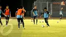 Ilham Udin Armayin (kanan) terlihat berlatih seirus di Stadion GBK Jakarta jelang kualifikasi AFC Grup G (Liputan6.com/Helmi Fithriansyah)