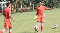 Gelandang Persija Jakarta, Ade Jantra, mengontrol bola saat latihan di Lapangan Villa 2000 Pamulang, Tangerang Selatan, Jumat (8/4/2016). (Bola.com/Vitalis Yogi Trisna)