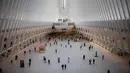 Orang-orang berjalan melewati Okulus Gedung World Trade Center (WTC) di New York, Amerika Serikat, 25 September 2020. Hingga 25 September 2020, sebanyak 7.005.746 orang di Amerika Serikat terinfeksi COVID-19, dengan 203.240 orang meninggal dunia. (Xinhua/Michael Nagle)