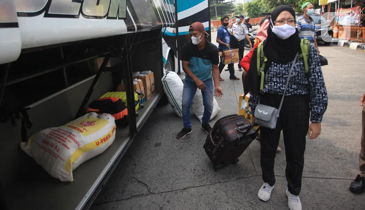 Pemudik menurunkan barang ketika tiba di Terminal bus Kalideres, Jakarta Barat, Senin (17/5/2021). Arus balik pemudik mulai terlihat di sejumlah terminal di Jakarta, salah satunya di Terminal Kalideres. (Liputan6.com/Angga Yuniar)