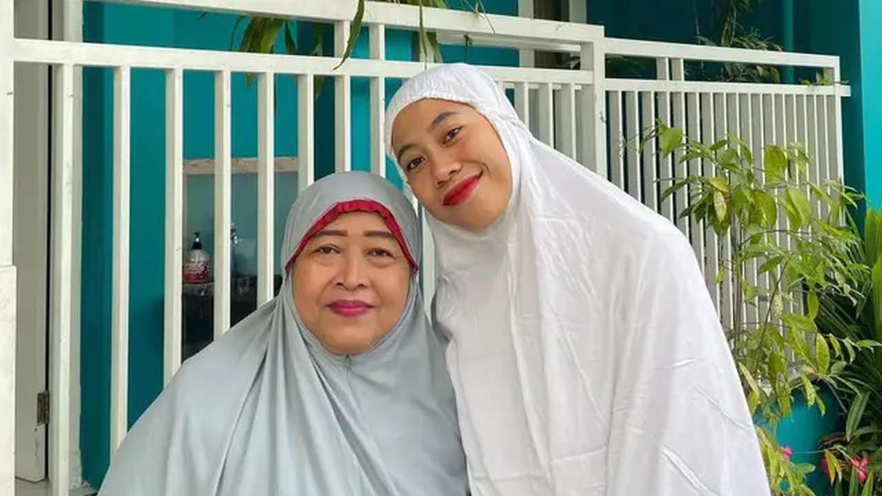 7 Potret Megawati Hangestri Bersama Keluarga di Jember, Pilih Jaga Ibu