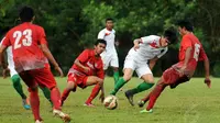 Gelandang timnas U-23 Indonesia, Paulo Sitanggang (kedua dari kanan) mencoba lolos dari kepungan pemain Martapura FC saat laga uji coba di National Youth Training Centre, Sawangan, Depok (4/1/2015). (Liputan6.com/Helmi Fithriansyah)