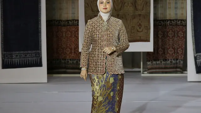 Oscar Lawalata Culture Tampilkan Kebaya dan Kain Daerah Indonesia. [Fimela/Adrian Putra]
