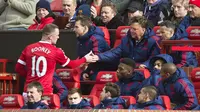 Penyerang Manchester United, Wayne Rooney, (kiri) bersalaman dengan pelatih Louis Van Gaal di bangku pemain pada laga melawan Aston Villa, Sabtu (16/4/2016). (EPA/Peter Powell)